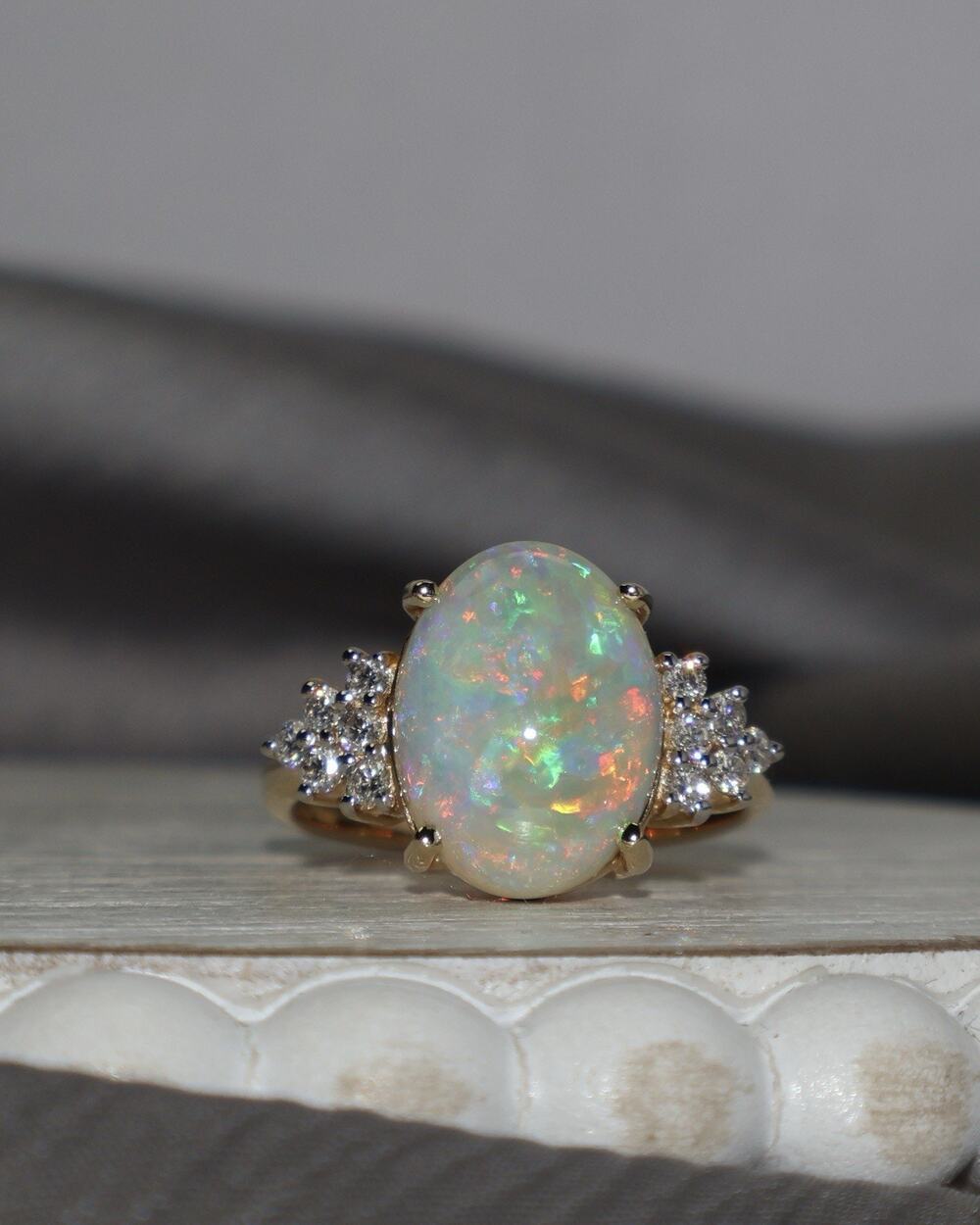 14k Yellow Gold Opal & Diamond Ring 4.9G / Sz 7